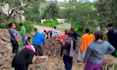 Con faena comunitaria arreglan camino en Magú