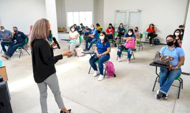 Imparte docente antorchista ponencia; llama a maestros a prepararse 