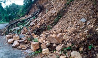 Derrumbes bloquean carreteras en Tamazunchale