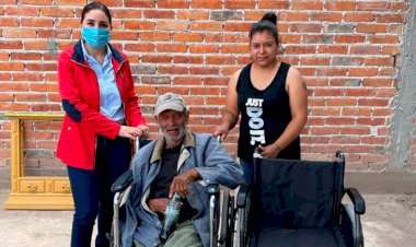 DIF de Villa de Arriaga entrega sillas de ruedas a adultos mayores