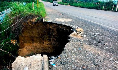 Urgen reparar caminos y carreteras de la Costa Chica 