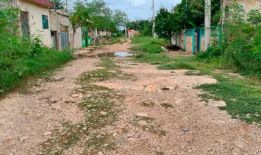 Sin pavimento y bajo el agua viven familias de Mérida
