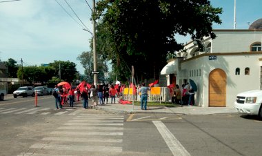 Antorchistas protestan en Colima por asistencia social; autoridades los evaden 