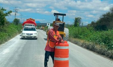 Rehabilitan de la carretera La colorada-Acatlán