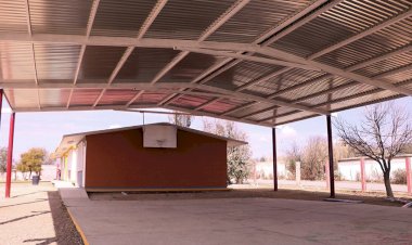 Ayuntamiento antorchista construye techado en escuela primaria de Villa de Ramos