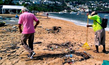 Prestadores de servicios turísticos limpian playa El Revolcadero