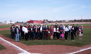 Alcalde antorchista inaugura campo de béisbol con pasto sintético en Villa de Ramos