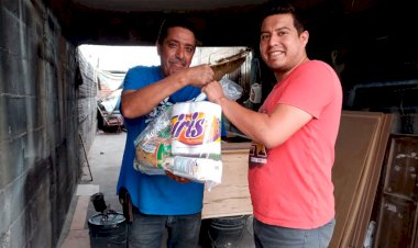 Antorcha entrega despensas en Laderas del Norte, Delicias