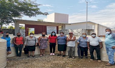 Familias de Córdoba y Cuichapa, beneficiadas con tinacos a bajo costo