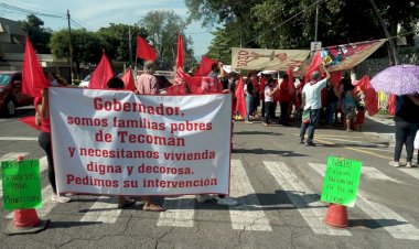 Antorchistas de Tecomán se manifiestan en Casa de Gobierno