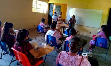 Rehabilitan padres de familia aulas de telebachillerato en Zacualpan