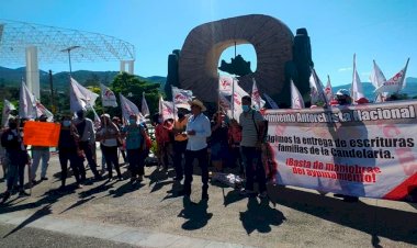 Colonos antorchistas realizan mitin frente al Palacio de Gobierno