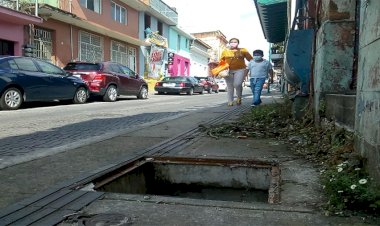 Alcantarillas sin tapa, calles abiertas, un peligro constante para xalapeños