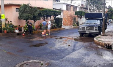 Realizan lavado de calles afectadas por inundaciones