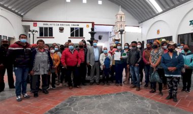 Amas de casa y campesinos de Atltzayanca entregan pliego petitorio
