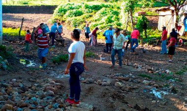 Colonos antorchistas realizan faenas en Mochitlán
