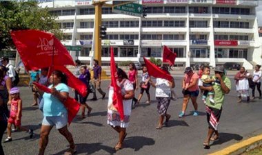 Antorchistas de Cancún entregan pliego petitorio a alcaldesa