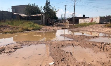 Reparan fugas de agua en colonias antorchistas