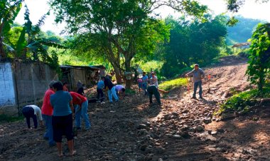 Rehabilitan antorchistas acceso a colonia de Mochitlán