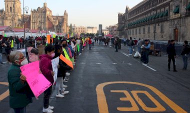 Trabajadores de Salud se manifiestan frente a Palacio Nacional; exigen se les regrese su empleo