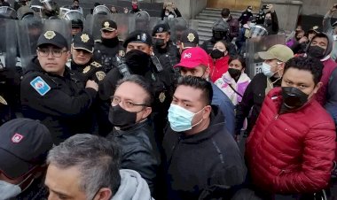 Recibe AMLO con policías a médicos de Oaxaca