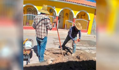 Reparación de fuga de agua en la cabecera municipal