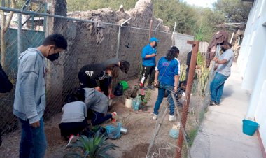 Rehabilitan jardines en Bachillerato “Pablo Neruda” de Tehuacán