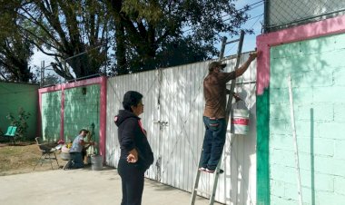 Padres de familia sanitizan escuelas en El Tejolote