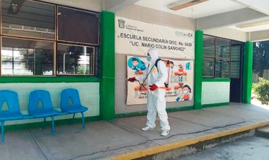 Antorchistas sanitizan escuelas de La Paz 