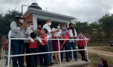 Reciben 3 aulas y baños en escuelas antorchistas