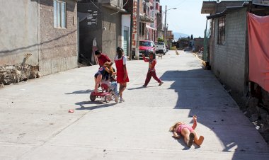 Vecinos organizados inauguran pavimentación de calles en Xochiaca Parte Alta