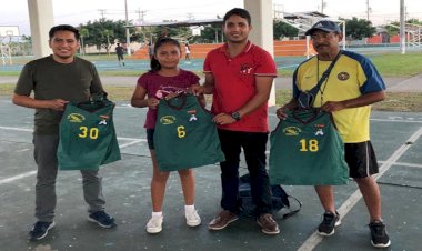Club FNERRR entrega uniformes a deportistas del Puerto de Veracruz