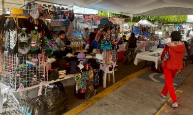 Artesanos indígenas logran espacio para ofertar sus mercancias