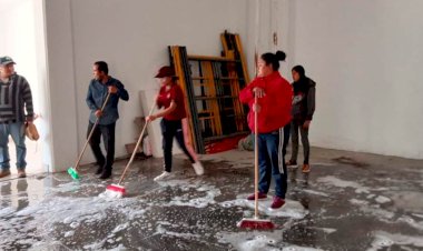 Campesinos y amas de casa apoyan limpieza de auditorio estudiantil 
