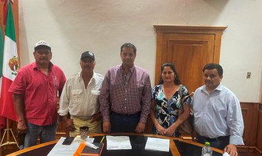 Alcalde de Tomatlán recibe peticiones del Movimiento Antorchista