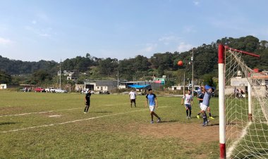 Realizan torneo de fútbol en Huauchinango