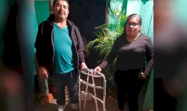 Activistas de Antorcha entregan andadera a persona con discapacidad 