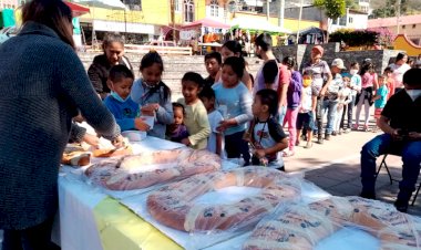 Entrega Antorcha regalos que dejaron los Reyes Magos a niños de Querétaro