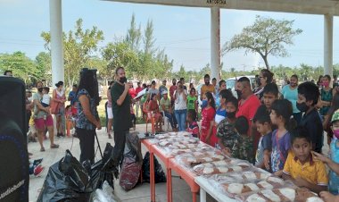 Antorcha festeja día de Reyes en Matacocuite