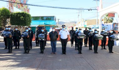 Reciben uniformes policías y paramédicos de Ocoyucan