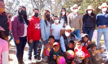 Antorcha festeja a niños de Almoloya de Juárez