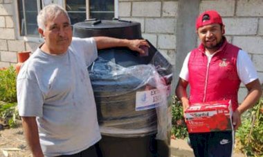 Antorcha entrega tinacos en la zona de los volcanes