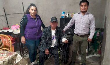 Jóvenes antorchistas consiguen silla de ruedas para habitantes de Rinconada