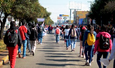 Estudiantes marchan en apoyo a maestros antorchistas