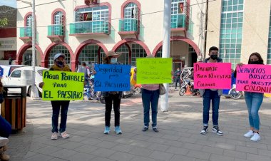 Vecinos, maestros y estudiantes entregan pliego petitorio a Gobierno de Atenco