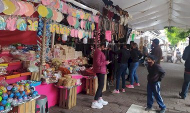 Purépechas antorchistas recorren municipios para vender sus artesanías; tocó en Tangancícuaro