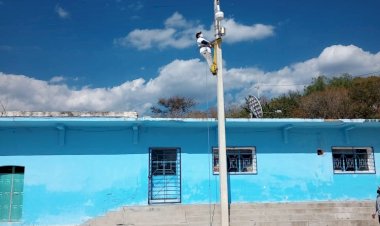 Ayuntamiento de Atexcal realiza mantenimiento de alumbrado público