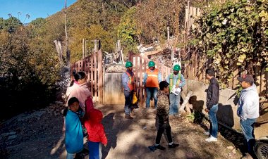 Avanza electrificación en colonia Peje de Oro en San Cristóbal