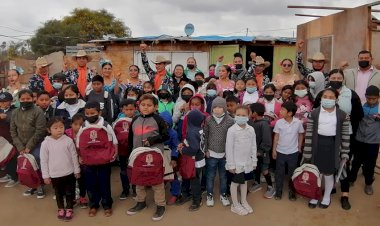 Entregan apoyos escolares en Primaria Nueva Esperanza