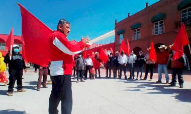Campesinos exigen mejores condiciones de vida en Villa Victoria 